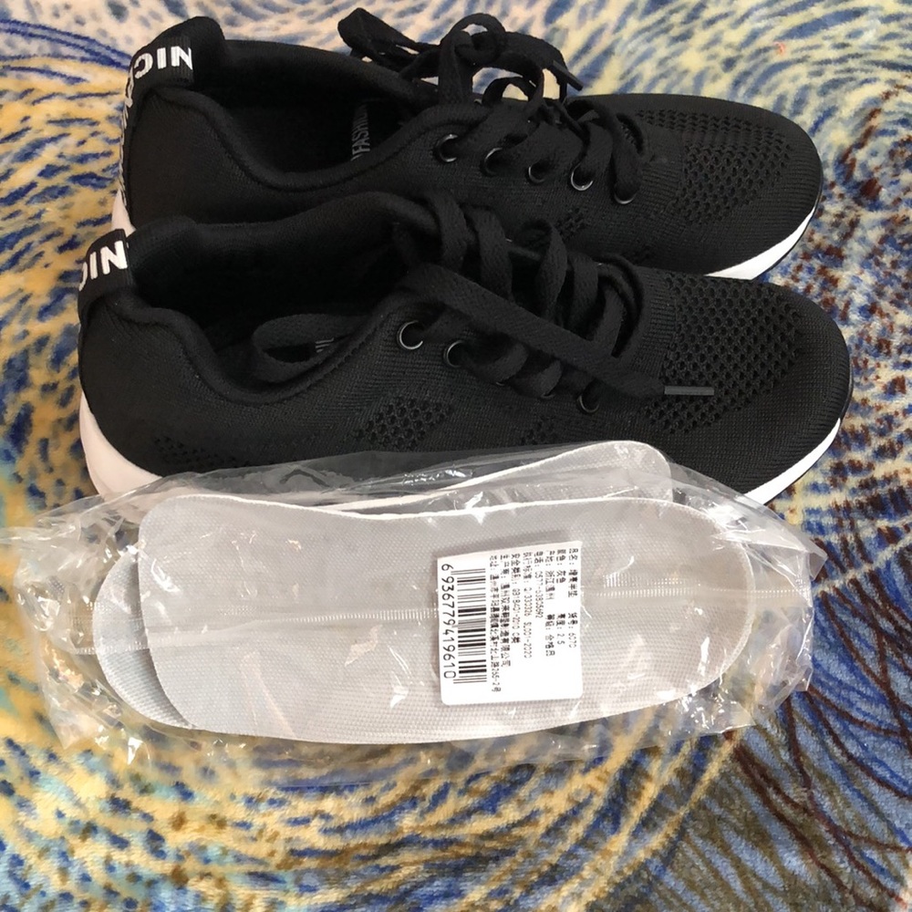 WOMENS RUNNING SHOES SIZE 5.. FASHION NICE NICE NICE 🏃🏽‍♀️ - Picture 4 of 8